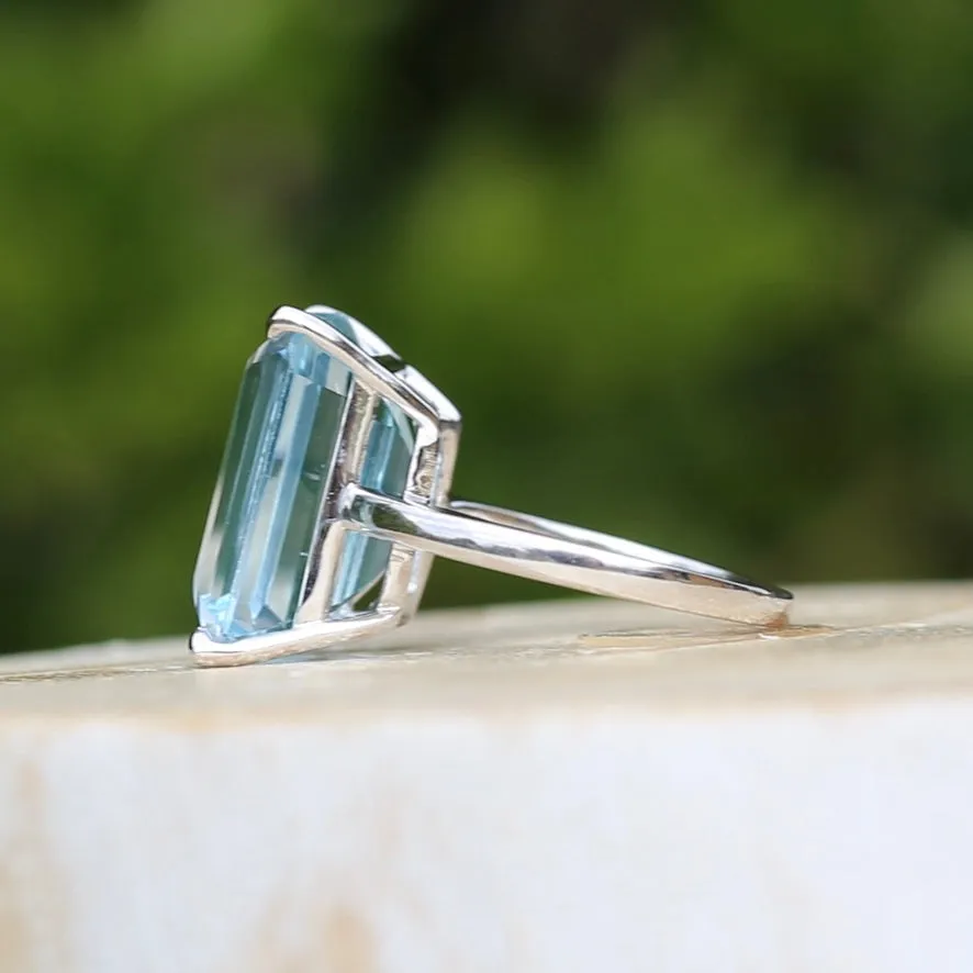 Stunning 15.41ct Emerald Cut Blue Topaz in 14ct White Gold Ring, size L or 5.5