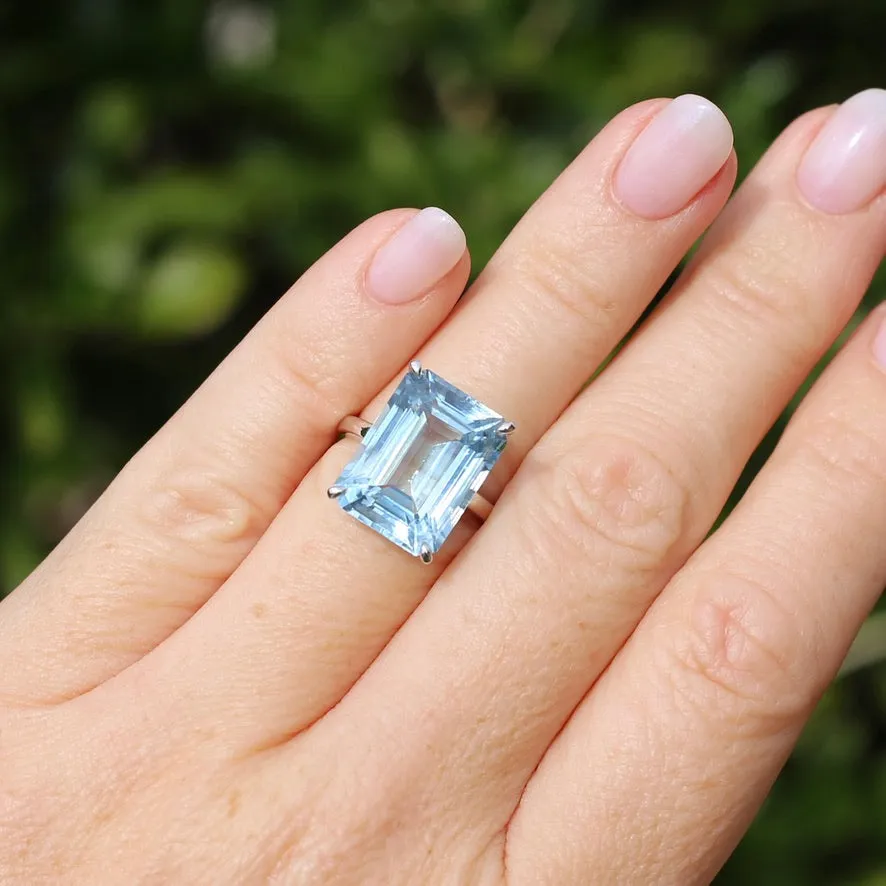 Stunning 15.41ct Emerald Cut Blue Topaz in 14ct White Gold Ring, size L or 5.5