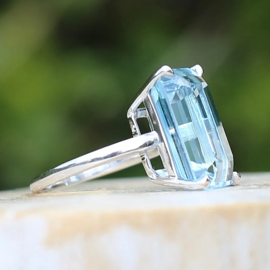 Stunning 15.41ct Emerald Cut Blue Topaz in 14ct White Gold Ring, size L or 5.5