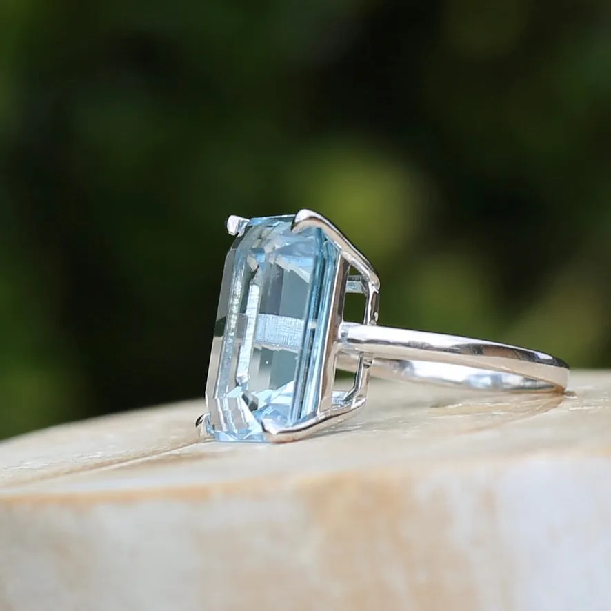 Stunning 15.41ct Emerald Cut Blue Topaz in 14ct White Gold Ring, size L or 5.5