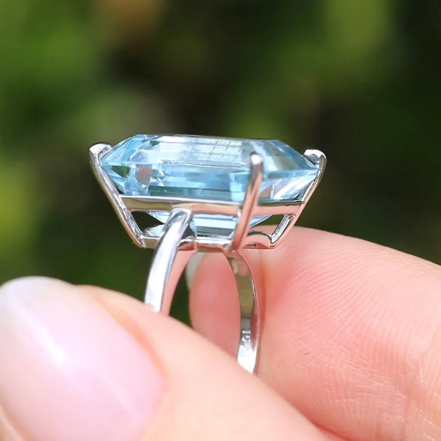 Stunning 15.41ct Emerald Cut Blue Topaz in 14ct White Gold Ring, size L or 5.5