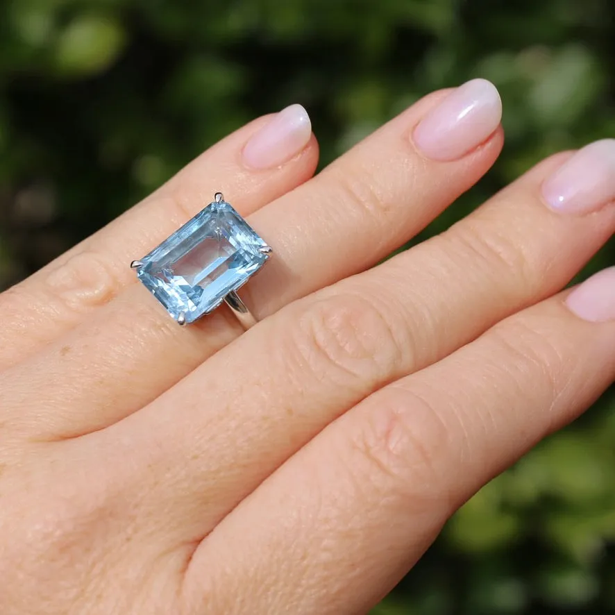 Stunning 15.41ct Emerald Cut Blue Topaz in 14ct White Gold Ring, size L or 5.5