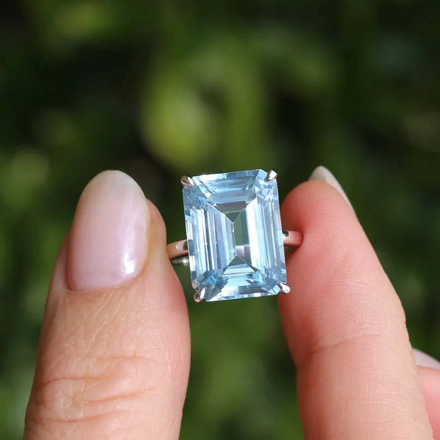 Stunning 15.41ct Emerald Cut Blue Topaz in 14ct White Gold Ring, size L or 5.5