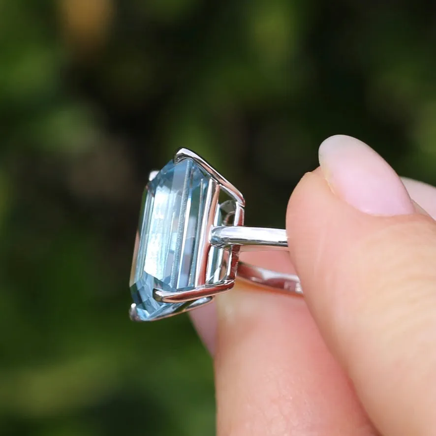 Stunning 15.41ct Emerald Cut Blue Topaz in 14ct White Gold Ring, size L or 5.5