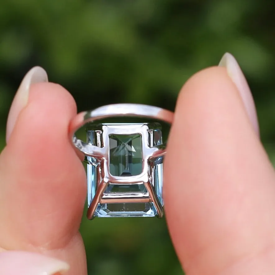 Stunning 15.41ct Emerald Cut Blue Topaz in 14ct White Gold Ring, size L or 5.5