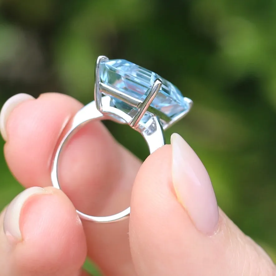 Stunning 15.41ct Emerald Cut Blue Topaz in 14ct White Gold Ring, size L or 5.5