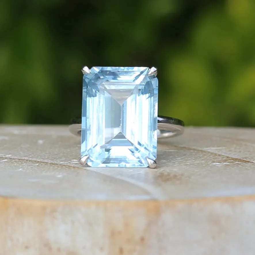 Stunning 15.41ct Emerald Cut Blue Topaz in 14ct White Gold Ring, size L or 5.5