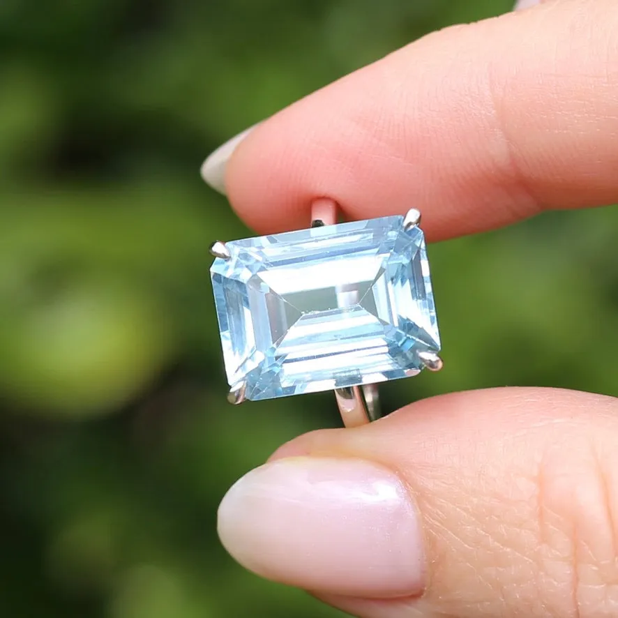 Stunning 15.41ct Emerald Cut Blue Topaz in 14ct White Gold Ring, size L or 5.5