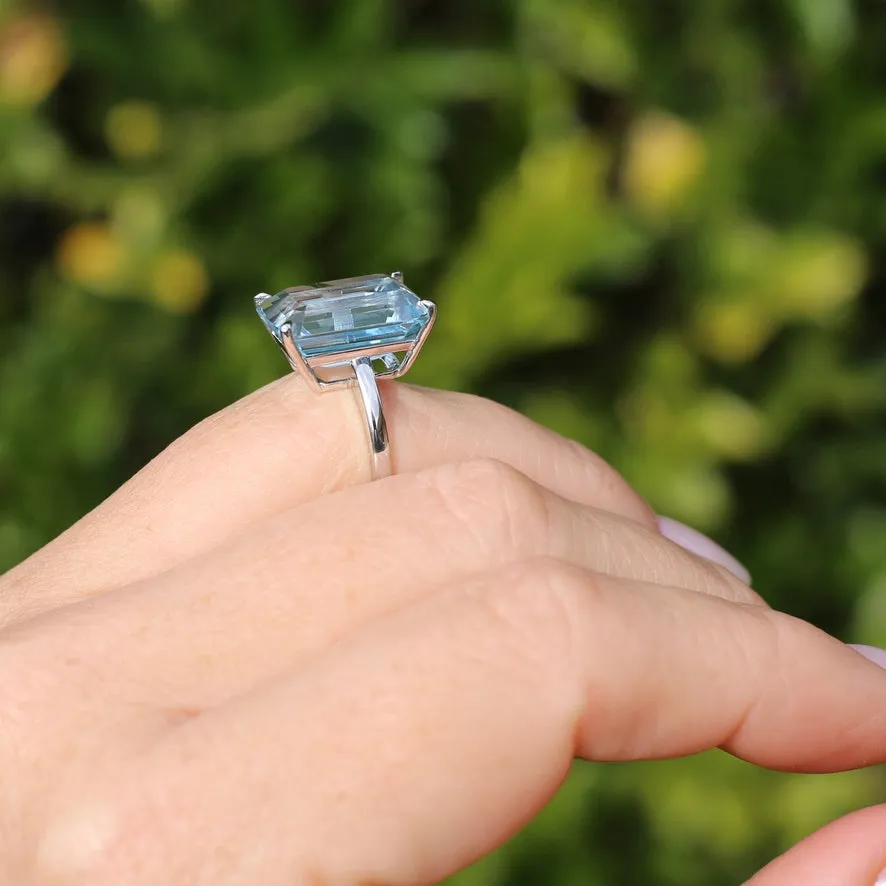 Stunning 15.41ct Emerald Cut Blue Topaz in 14ct White Gold Ring, size L or 5.5