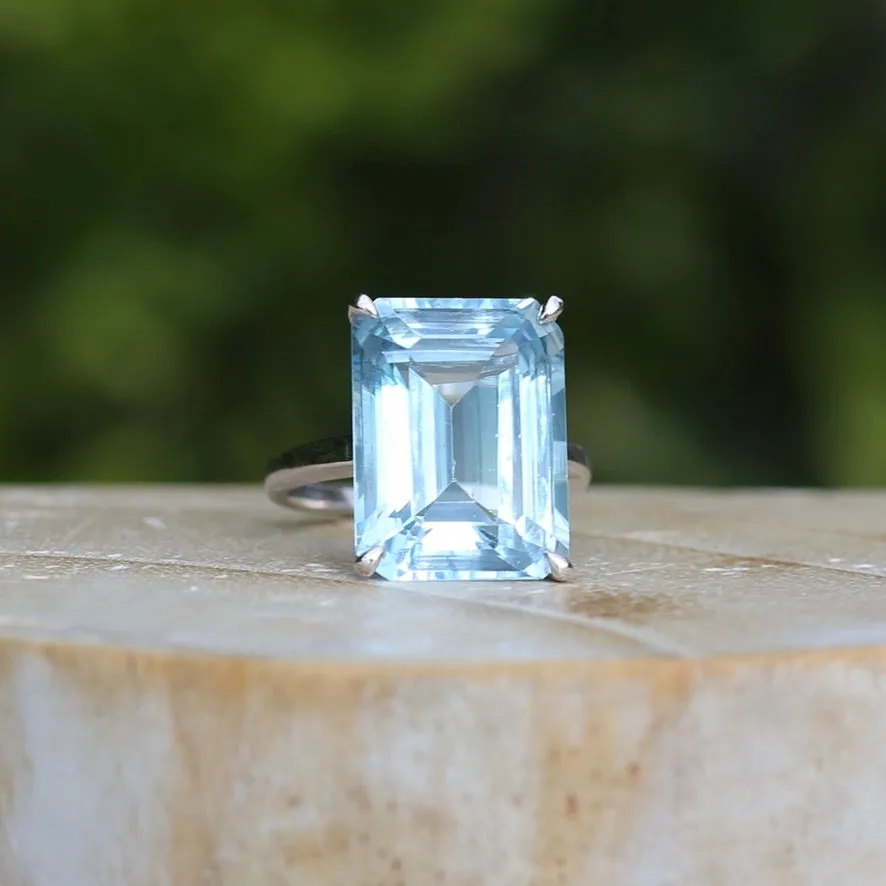 Stunning 15.41ct Emerald Cut Blue Topaz in 14ct White Gold Ring, size L or 5.5