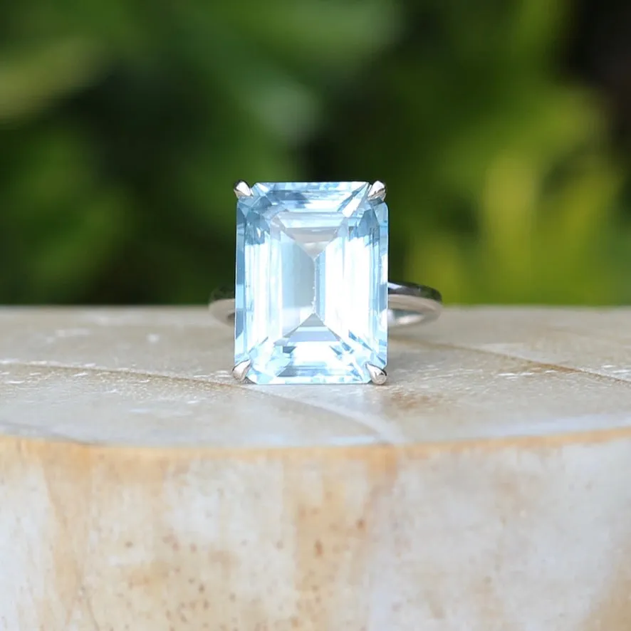 Stunning 15.41ct Emerald Cut Blue Topaz in 14ct White Gold Ring, size L or 5.5