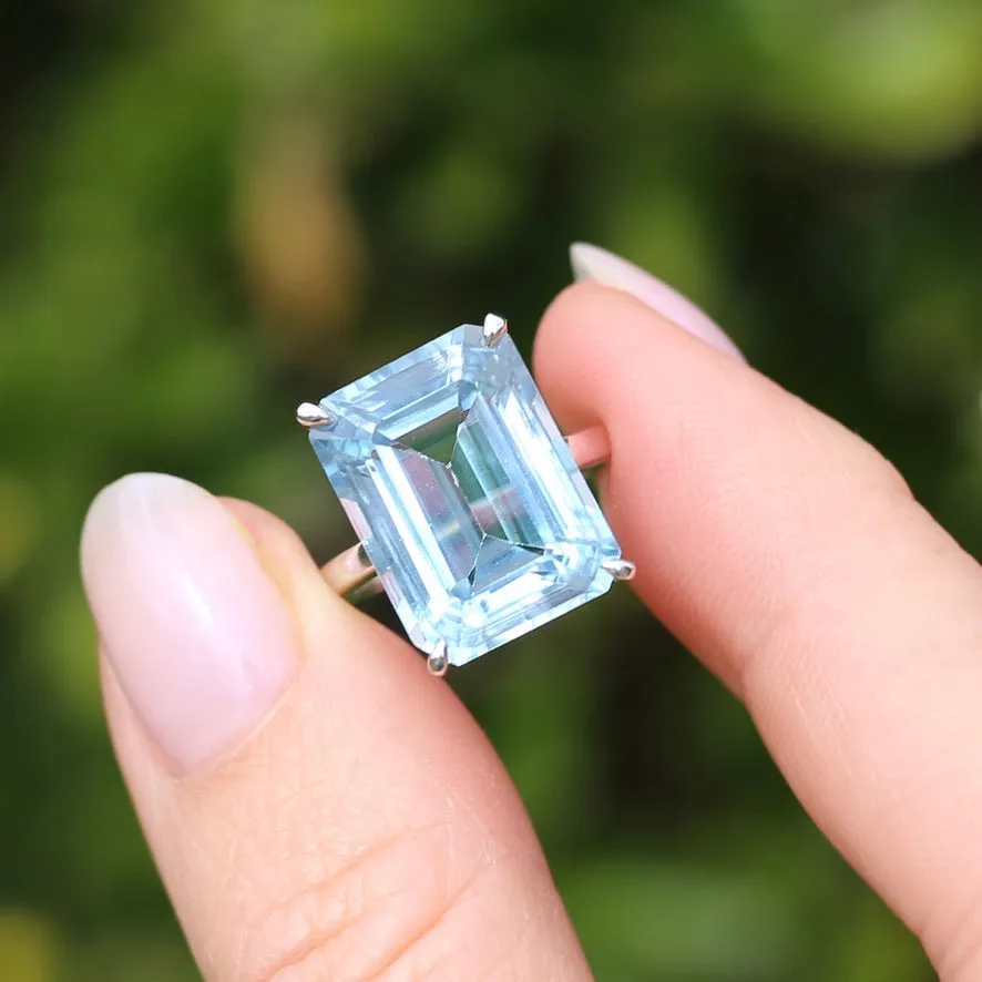 Stunning 15.41ct Emerald Cut Blue Topaz in 14ct White Gold Ring, size L or 5.5